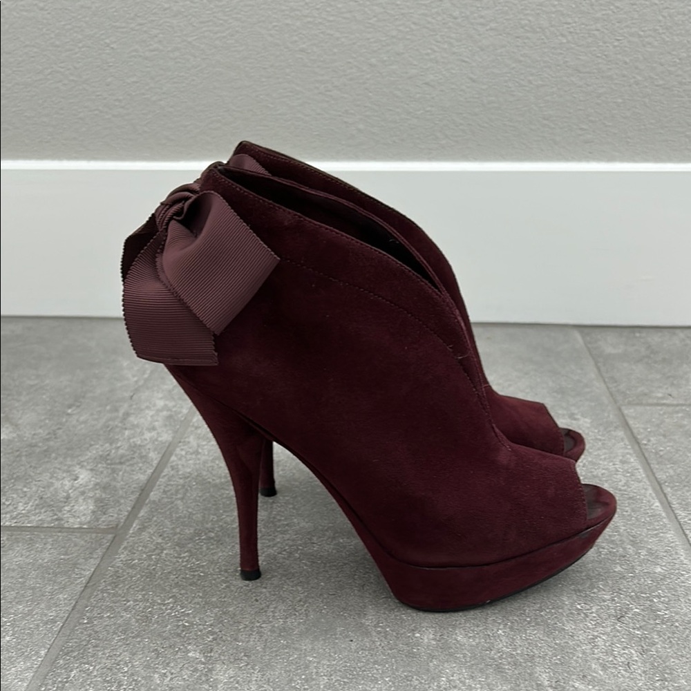Vera Wang Elegant Burgundy Peep-Toe Heels with Bow